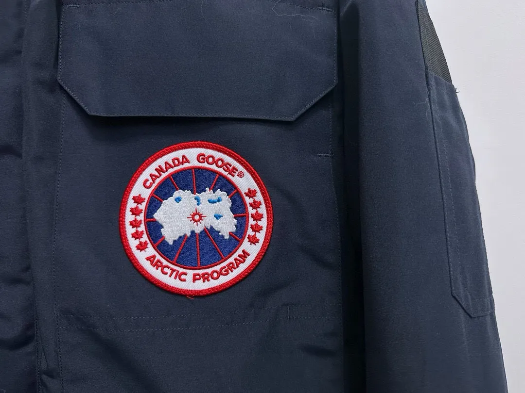 P780 Top Purchasing Version (Wolf Hair Optional) 🇨🇦CANADA GOOES 24 new models 08 models/couple models Factory direct supply: supplying global purchasing agents, micro-business, entities, Tmall, high-end stalls and studio cooperation, free shipping! Canada Goose Expedition Parka 2008 is the same style for men and women. It is mid-length and the most timeless classic. All Arctic and Antarctic scientific expedition teams choose Canada Goose as their cold-proof equipment. It is the Rolls-Royce of down jackets. ➖ Industry-leading anti-counterfeiting chip sensing. ➖ Imported Behringer embroidery machines and customized embroidery labels, the highest level and industry leading. ➖ Imported Korean 21-count polyester-cotton blended original fabric, TC85 waterproof coated fabric, water-repellent, windproof and wear-resistant. ➖ The new national standard 80 white duck down is filled with an average of 520 grams of down. The amount of down filled is industry-leading. ➖ 100% nylon lining with double double-layer sealing design to prevent velvet running, and seamless thread design on the cuffs! ➖ Western Canadian Green Wolf Collar. ➖ Yoshida YKK provides original factory-customized electroplated sliders. YKK two-way lockable zippers are tight and smooth and do not peel off paint. ➖ 3M composite Velcro is durable and the accessories and hardware are all custom-made. Note: Our copywriting is only simple and clear. Instead of bragging about the copywriting, it is better to compare and understand with samples. Only for the purest goose, the most dedicated, the most professional, the highest quality, the highest cost performance!  Size:XS-XXL